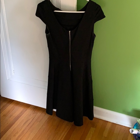 Short black dress with cap sleeves - Picture 2 of 3